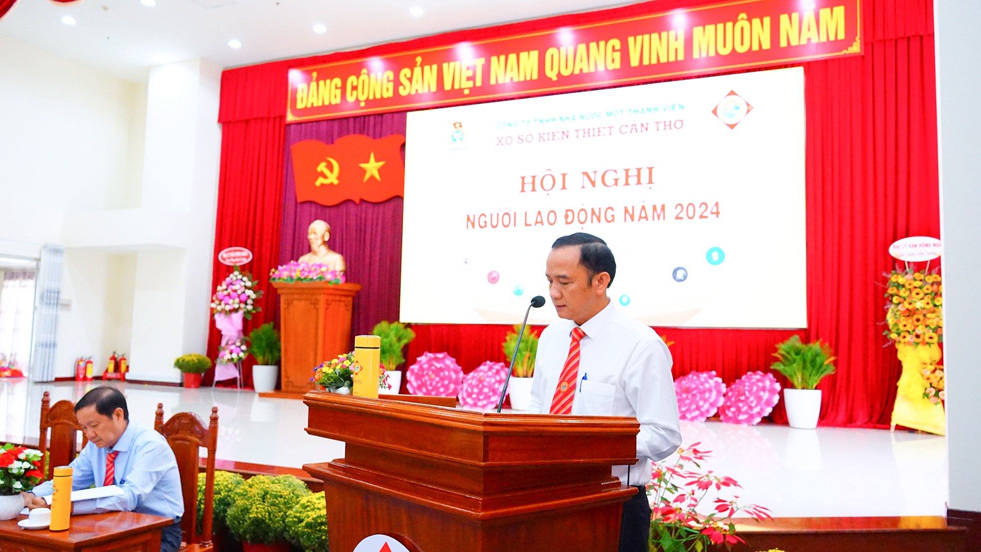 Ông Lê Minh Huy - Đảng ủy viên, Phó Giám đốc, Chủ tịch Công đoàn cơ sở Công ty thông qua dự thảo Thỏa ước lao động tập thể
