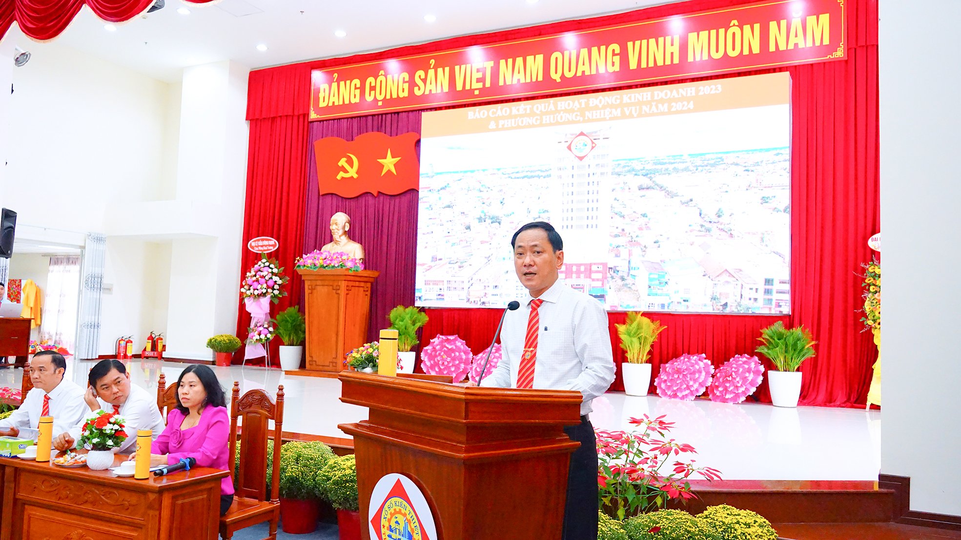 Ông Trần Minh Tâm - Ủy viên ban Thường vụ Đảng ủy Khối Doanh nghiệp, Bí thư Đảng ủy, Chủ tịch Công ty báo cáo kết quả hoạt động năm 2023 và phương hướng, nhiệm vụ thực hiện trong năm 2024