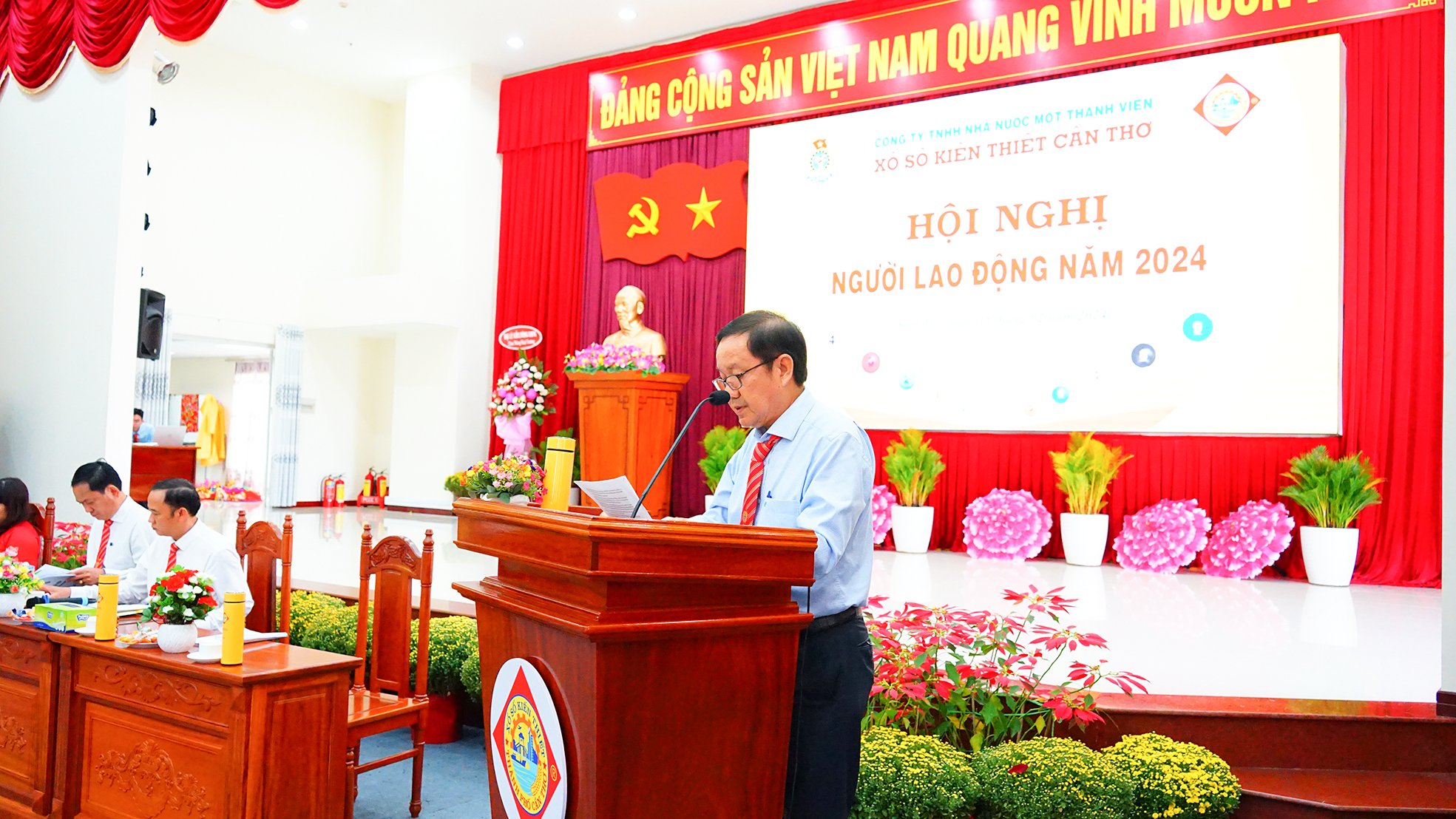 Ông Trần Minh Hóa - Phó trưởng phòng Tổ chức - Hành chánh, Phó Chủ tịch Công đoàn cơ sở Công ty thông qua dự thảo Báo cáo kết quả thực hiện Quy chế dân chủ cơ sở trong hoạt động của Công ty năm 2023